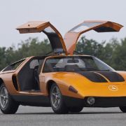 Faszinierender als diese Höchstleistungen finden viele Sportwagen-Fans ohnehin die hübsche Hülle des ersten C111. Sie stammt aus der Feder des Italieners Bruno Sacco, der 1975 zum Chef-Designer von Mercedes avanciert und die S-Klasse von 1979 sowie den ka Faszinierender als diese Höchstleistungen finden viele Sportwagen-Fans ohnehin die hübsche Hülle des ersten C111. Sie stammt aus der Feder des Italieners Bruno Sacco, der 1975 zum Chef-Designer von Mercedes avanciert und die S-Klasse von 1979 sowie den ka