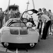 Im Juni 1976 muss sich der C111 mit seiner glasfaserverstärkten Kunststoff-Karosse auf dem Hochgeschwindigkeitskurs im süditalienischen Nardo beweisen. 16 Rekorde holt der Wagen, davon 13 für Dieselfahrzeuge. Unter anderem unternimmt der C111 eine Dauerja Im Juni 1976 muss sich der C111 mit seiner glasfaserverstärkten Kunststoff-Karosse auf dem Hochgeschwindigkeitskurs im süditalienischen Nardo beweisen. 16 Rekorde holt der Wagen, davon 13 für Dieselfahrzeuge. Unter anderem unternimmt der C111 eine Dauerja