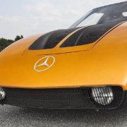 Dazu ist der durstige Wankelmotor beim besten Willen nicht zu gebrauchen, obwohl er fantastische Leistungen vollbringt. Mit einem Vierscheiben-Wankel entwickelt der C111-II 350 PS, rennt 300 km/h und schafft den Spurt von 0 auf 100 Sachen in 4,8 Sekunden. Dazu ist der durstige Wankelmotor beim besten Willen nicht zu gebrauchen, obwohl er fantastische Leistungen vollbringt. Mit einem Vierscheiben-Wankel entwickelt der C111-II 350 PS, rennt 300 km/h und schafft den Spurt von 0 auf 100 Sachen in 4,8 Sekunden.