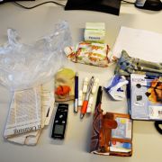 Rosanna Pierantognettis Einschätzung: Isabelle ist viel unterwegs und hat keine Zeit, ihre Tasche regelmäßig auszuräumen. Die Minisocke weist darauf hin, dass sie ein Kind hat. Wahrscheinlich ist es noch sehr klein. Rosanna Pierantognettis Einschätzung: Isabelle ist viel unterwegs und hat keine Zeit, ihre Tasche regelmäßig auszuräumen. Die Minisocke weist darauf hin, dass sie ein Kind hat. Wahrscheinlich ist es noch sehr klein.