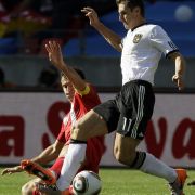 Miroslav Klose sah die gelb-rote Karte. Miroslav Klose sah die gelb-rote Karte.