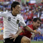 Mesut Özil: Der deutsche Spielgestalter blieb weitgehend blass. An die Leistung vom Australien-Spiel kam er nicht einmal annähernd ran. Ohne Wirkung nach vorne. Note: 4. Mesut Özil: Der deutsche Spielgestalter blieb weitgehend blass. An die Leistung vom Australien-Spiel kam er nicht einmal annähernd ran. Ohne Wirkung nach vorne. Note: 4.