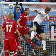 Per Mertesacker: Der Bremer Innenverteidiger muss das Gegentor auf seine Kappe nehmen. Per Mertesacker: Der Bremer Innenverteidiger muss das Gegentor auf seine Kappe nehmen.