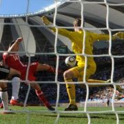 Allein für sein knallgelbes Torwarttrikot hätte Manuel Neuer eine Karte in selbiger Farbe verdient gehabt. Allein für sein knallgelbes Torwarttrikot hätte Manuel Neuer eine Karte in selbiger Farbe verdient gehabt.