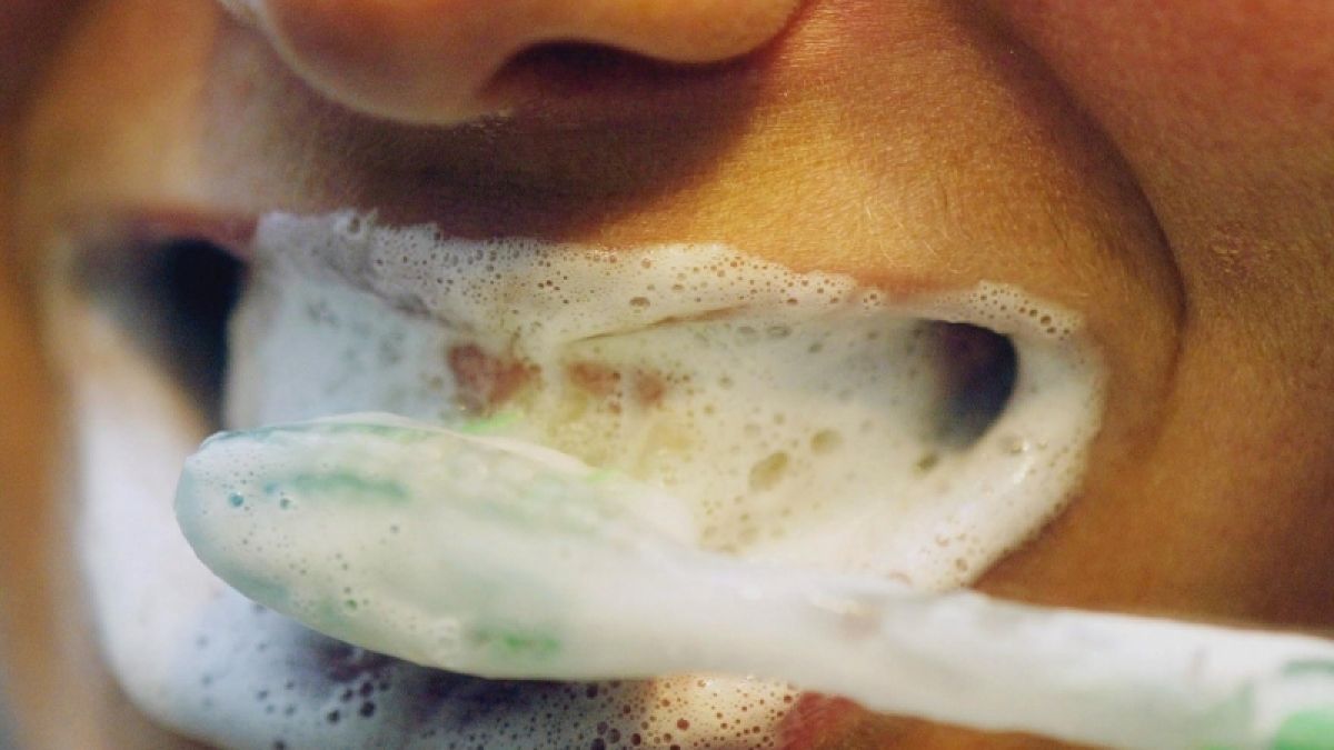 Trotz Mundhygiene können sich kleine Bläschen im Mund breit machen. Die Ursachen sind vielfältig. (Foto)