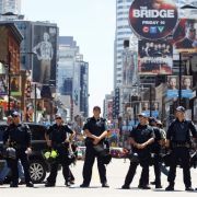 19.000 Polizisten schützen den Gipfel vor den Protestierern - und vor möglichen Terroranschlägen. 19.000 Polizisten schützen den Gipfel vor den Protestierern - und vor möglichen Terroranschlägen.