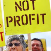 Gegner werfen den Staats- und Regierungschefs vor, sich mehr um die Bedürfnisse der Finanzindustrie zu kümmern als um die der Menschen. Gegner werfen den Staats- und Regierungschefs vor, sich mehr um die Bedürfnisse der Finanzindustrie zu kümmern als um die der Menschen.
