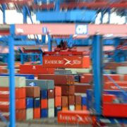Gerade Deutschland exportiert viele Waren, wie hier im Hamburger Hafen. Gerade Deutschland exportiert viele Waren, wie hier im Hamburger Hafen.