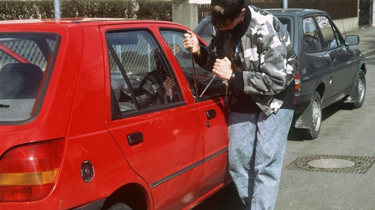Früher stiegen die Diebe mit brachialer Gewalt in Autos ein, heute haben sie die Schlüssel oder eine Technik, die Türen einfach zu öffnen. (Foto)