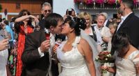 Bilderbuchwetter und heiße Küsse des Brautpaars verzücken die Hochzeitsgäste und Schaulustigen nach der kirchlichen Trauung.