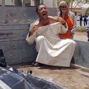 Der 20-jährige Salim Walid kann nicht begreifen, dass sein 15-jähriger Bruder Ali tot ist. Der Juli 2010 war im Irak der tödlichste Monat seit zwei Jahren. Der 20-jährige Salim Walid kann nicht begreifen, dass sein 15-jähriger Bruder Ali tot ist. Der Juli 2010 war im Irak der tödlichste Monat seit zwei Jahren.
