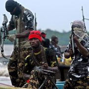 Nigeria ist laut Forbes das zehntgefährlichste Land. Im ölreichen Nigerdelta werden immer wieder Ausländer entführt und zumeist erst gegen die Zahlung eines Lösegeldes wieder freigelassen. Nigeria ist laut Forbes das zehntgefährlichste Land. Im ölreichen Nigerdelta werden immer wieder Ausländer entführt und zumeist erst gegen die Zahlung eines Lösegeldes wieder freigelassen.