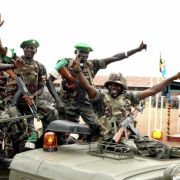 In Somalia herrschen eigentlich immer Krieg und Hunger. Seit 1991 dauert der Bürgerkrieg, islamistische Milizen sind stark und unterstützen al-Qaida. Zudem machen somalische Piraten der Schifffahrt am Horn von Afrika zu schaffen. In Somalia herrschen eigentlich immer Krieg und Hunger. Seit 1991 dauert der Bürgerkrieg, islamistische Milizen sind stark und unterstützen al-Qaida. Zudem machen somalische Piraten der Schifffahrt am Horn von Afrika zu schaffen.