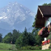 B wie Berchtesgaden: Der Alpenort besticht mit seinem Watzmann-Panorama und ist unter anderem wegen des durch Adolf Hitler weltberühmten Obersalzbergs bekannt. B wie Berchtesgaden: Der Alpenort besticht mit seinem Watzmann-Panorama und ist unter anderem wegen des durch Adolf Hitler weltberühmten Obersalzbergs bekannt.