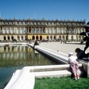 C wie Chiemsee: Der Chiemsee mit der Insel Herrenchiemsee, auf der König Ludwig II. (1845-1886) einst ein Versailles-Abbild bauen ließ, wird auch «Bayerisches Meer» genannt. C wie Chiemsee: Der Chiemsee mit der Insel Herrenchiemsee, auf der König Ludwig II. (1845-1886) einst ein Versailles-Abbild bauen ließ, wird auch «Bayerisches Meer» genannt.