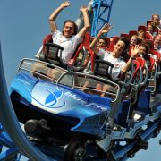 E wie Erlebnisurlaub: Freizeitparks boomen und zählen jährlich etwa 25 Millionen Besucher, auch wenn sie für Familien letzten Endes immer ein teurer Spaß sind. E wie Erlebnisurlaub: Freizeitparks boomen und zählen jährlich etwa 25 Millionen Besucher, auch wenn sie für Familien letzten Endes immer ein teurer Spaß sind.
