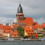 S wie Seenplatte: «Mecklenburgische Seenplatte, das klingt verdächtig nach Grillteller Athen», witzelte kürzlich FAZ-Autor Tobias Rüther. S wie Seenplatte: «Mecklenburgische Seenplatte, das klingt verdächtig nach Grillteller Athen», witzelte kürzlich FAZ-Autor Tobias Rüther.