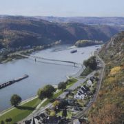 M wie Mittelrheintal und Moseltal: Romantischer als diese beiden Flusstäler im Westen Deutschlands geht es kaum. Es locken Burgen, Schlösser, Weinberge und nicht zuletzt die Loreley am Rhein. M wie Mittelrheintal und Moseltal: Romantischer als diese beiden Flusstäler im Westen Deutschlands geht es kaum. Es locken Burgen, Schlösser, Weinberge und nicht zuletzt die Loreley am Rhein.