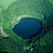 V wie Vulkaneifel: Vulkane scheinen weit weg zu sein. V wie Vulkaneifel: Vulkane scheinen weit weg zu sein.