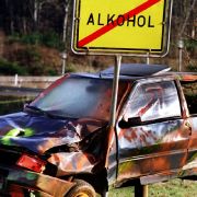 Alkohol am Steuer - das ist in einem 80-Millionen-Land offenbar ein größeres Problem als bei den vier Millionen Neuseeländern. Erst kürzlich baute einer besoffen einen Unfall - und machte sich erstmal noch ein Bier auf, während er eingeklemmt auf die Poli Alkohol am Steuer - das ist in einem 80-Millionen-Land offenbar ein größeres Problem als bei den vier Millionen Neuseeländern. Erst kürzlich baute einer besoffen einen Unfall - und machte sich erstmal noch ein Bier auf, während er eingeklemmt auf die Poli