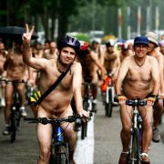 Auch wenn das alles vielleicht Zufall ist und überall seltsame Dinge passieren: Die Neuseeländer sind ein bisschen freier als wir Deutschen. Nackt fahrradfahren ist dort überhaupt kein Problem. Während man sich in Deutschland bei sowas schon eher versteck Auch wenn das alles vielleicht Zufall ist und überall seltsame Dinge passieren: Die Neuseeländer sind ein bisschen freier als wir Deutschen. Nackt fahrradfahren ist dort überhaupt kein Problem. Während man sich in Deutschland bei sowas schon eher versteck