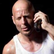 Florstedts Bruce-Willis-Double verdient seine Brötchen als Motorentester, wenn er nicht gerade als Doppelgänger auftritt. Florstedts Bruce-Willis-Double verdient seine Brötchen als Motorentester, wenn er nicht gerade als Doppelgänger auftritt.