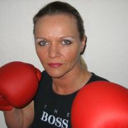 Auch die Boxerin Regina Halmich hat eine Doppelgängerin. Sie arbeitet als Kellnerin. Auch die Boxerin Regina Halmich hat eine Doppelgängerin. Sie arbeitet als Kellnerin.