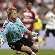 ... aber äußerlich ähnelt er dem ehemaligen Torhüter der Nationalmannschaft wirklich sehr. ... aber äußerlich ähnelt er dem ehemaligen Torhüter der Nationalmannschaft wirklich sehr.