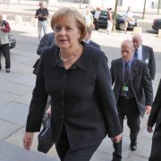 Dazu kleidet sie sich auch genau so wie die Bundeskazlerin, die gerne Hosenanzüge trägt. Dazu kleidet sie sich auch genau so wie die Bundeskazlerin, die gerne Hosenanzüge trägt.