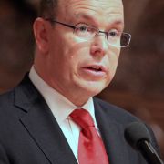 Dabei ist er doch Fürst von Monaco und Oberhaupt der Familie Grimaldi. Dabei ist er doch Fürst von Monaco und Oberhaupt der Familie Grimaldi.