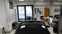 In den Fertigungshallen im schwäbischen Ostfildern entstehen in Handarbeit die Targadächer, die aus einem Porsche Cabriolet einen Targa werden lassen.