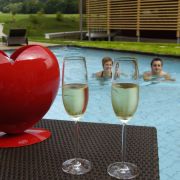 Außer im Pool lässt es sich in 24 Kuschelsuiten prima turteln. Alle sind mit Kamin, Whirlpool, Himmelbett und Sternenhimmel ausgestattet. Außer im Pool lässt es sich in 24 Kuschelsuiten prima turteln. Alle sind mit Kamin, Whirlpool, Himmelbett und Sternenhimmel ausgestattet.