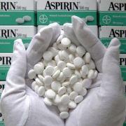 Die Birne dröhnt, sei es durch den lauten Bass oder dem Schlückchen Bier zu viel. Kopfschmerztabletten gehören auf alle Fälle zur Grundausstattung. Die Birne dröhnt, sei es durch den lauten Bass oder dem Schlückchen Bier zu viel. Kopfschmerztabletten gehören auf alle Fälle zur Grundausstattung.