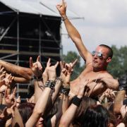 Macht Spaß, aber ist gefährlich:Crowdsurfen. Eine Auswertung von Rettungsdiensten ergab, dass alle schwerwiegenden Verletzungen auf Festivals durch das Herumtragen verursacht wurden. Macht Spaß, aber ist gefährlich:Crowdsurfen. Eine Auswertung von Rettungsdiensten ergab, dass alle schwerwiegenden Verletzungen auf Festivals durch das Herumtragen verursacht wurden.