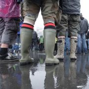 ... die anderen entschließen sich für die konservative Variante mit Gummistiefeln und Regenjacke. ... die anderen entschließen sich für die konservative Variante mit Gummistiefeln und Regenjacke.