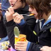 Wer ein echter Festivalfan ist, hat natürlich Dosenfutter dabei. Nur die wahren Kenner schätzen den Geschmack kalter Ravioli. Wer aber zu den Spießern zählt, muss aufpassen: Wer ein echter Festivalfan ist, hat natürlich Dosenfutter dabei. Nur die wahren Kenner schätzen den Geschmack kalter Ravioli. Wer aber zu den Spießern zählt, muss aufpassen: