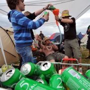 Ein Bierchen in Ehren: Doch bei Festivals sollte es nicht zur Hauptnahrungsquelle werden. Denn Alkohol entzieht dem Körper Wasser, was bei heißen temperaturen schnell zum Hitzschlag führen kann. Ein Bierchen in Ehren: Doch bei Festivals sollte es nicht zur Hauptnahrungsquelle werden. Denn Alkohol entzieht dem Körper Wasser, was bei heißen temperaturen schnell zum Hitzschlag führen kann.