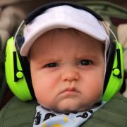 ... Ohrenschützer zu tragen. Sicher für die Lauscher, doch der Musikspaß bleibt auf der Strecke - wie man dem Probanden ansieht. ... Ohrenschützer zu tragen. Sicher für die Lauscher, doch der Musikspaß bleibt auf der Strecke - wie man dem Probanden ansieht.