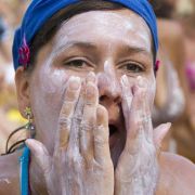 Bei Festivals scheint es nur zwei extreme Wetterbedingungen zu geben: Entweder flutartige Regenfälle oder brütende Hitze. Bei starker Sonneneinstrahlung sind Sonnencreme und eine Kopfbedeckung, die vor einem Sonnenstich schützt, Pflicht. Bei Festivals scheint es nur zwei extreme Wetterbedingungen zu geben: Entweder flutartige Regenfälle oder brütende Hitze. Bei starker Sonneneinstrahlung sind Sonnencreme und eine Kopfbedeckung, die vor einem Sonnenstich schützt, Pflicht.