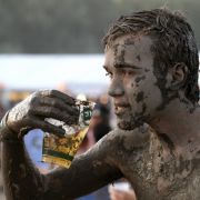 Schlammpackungen gibt es in Wellness-Hotels für teures Geld. Bei Festivals sind sie inklusive. Schlammpackungen gibt es in Wellness-Hotels für teures Geld. Bei Festivals sind sie inklusive.