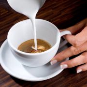 Latte Art ist kein Geheimnis. News.de verrät, wie sie selbst Kunst auf ihren Kaffee zaubern. Latte Art ist kein Geheimnis. News.de verrät, wie sie selbst Kunst auf ihren Kaffee zaubern.
