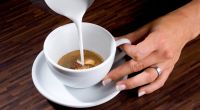 Latte Art ist kein Geheimnis. News.de verrät, wie sie selbst Kunst auf ihren Kaffee zaubern.
