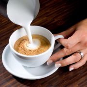 Gießen Sie nun den Milchschaum vorsichtig und nicht zu schnell in die Tassenmitte. Tipp: Nur frisch zubereiteten Schaum verwenden, da sich sonst Milch und Schaum wieder trennen. Achten Sie auf einen Abstand zur Tasse, um die Crema des Espresso zu erhalten Gießen Sie nun den Milchschaum vorsichtig und nicht zu schnell in die Tassenmitte. Tipp: Nur frisch zubereiteten Schaum verwenden, da sich sonst Milch und Schaum wieder trennen. Achten Sie auf einen Abstand zur Tasse, um die Crema des Espresso zu erhalten