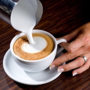 Langsam bildet sich ein weißer Punkt in der Tassenmitte. Achten Sie darauf, langsam und mit ruhiger Hand zu gießen. Langsam bildet sich ein weißer Punkt in der Tassenmitte. Achten Sie darauf, langsam und mit ruhiger Hand zu gießen.