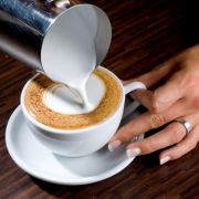Gießen Sie vorsichtig weiter, bis die Tasse voll ist und unser Punkt, der die Basis für unser Herz bildet, gewachsen ist. Gießen Sie vorsichtig weiter, bis die Tasse voll ist und unser Punkt, der die Basis für unser Herz bildet, gewachsen ist.