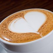Mit einem schnellen und schwungvollen Abgang ziehen Sie den Milchschaumstrahl aus der Tasse. Ein Herz entsteht. Mit einem schnellen und schwungvollen Abgang ziehen Sie den Milchschaumstrahl aus der Tasse. Ein Herz entsteht.