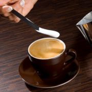 Sie können nicht nur mit Schaum, sondern auch mit Schokosoße Ihren Kaffee verschönern. Diese Technik heißt Carving. Sie können nicht nur mit Schaum, sondern auch mit Schokosoße Ihren Kaffee verschönern. Diese Technik heißt Carving.
