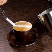 Ziehen Sie nun mit einem Löffel, besser mit einem Milchschaumspatel, die erste Kreuzlinie von einem Tassenrand zum anderen. Ziehen Sie nun mit einem Löffel, besser mit einem Milchschaumspatel, die erste Kreuzlinie von einem Tassenrand zum anderen.