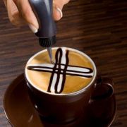 Zeichnen Sie jeweils drei Linien entlang des Milchschaums. Zeichnen Sie jeweils drei Linien entlang des Milchschaums.