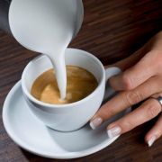 Wenn Sie am gegenüberliegenden Tassenrand angekommen sind, beginnen Sie mit schwenkenden Bewegungen von links nach rechts. Am Rand der Tasse zeichnet sich jetzt bereits deutlich ein weißes Muster ab. Setzen Sie mit ruhiger Hand die Schwenkbewegungen fort. Wenn Sie am gegenüberliegenden Tassenrand angekommen sind, beginnen Sie mit schwenkenden Bewegungen von links nach rechts. Am Rand der Tasse zeichnet sich jetzt bereits deutlich ein weißes Muster ab. Setzen Sie mit ruhiger Hand die Schwenkbewegungen fort.